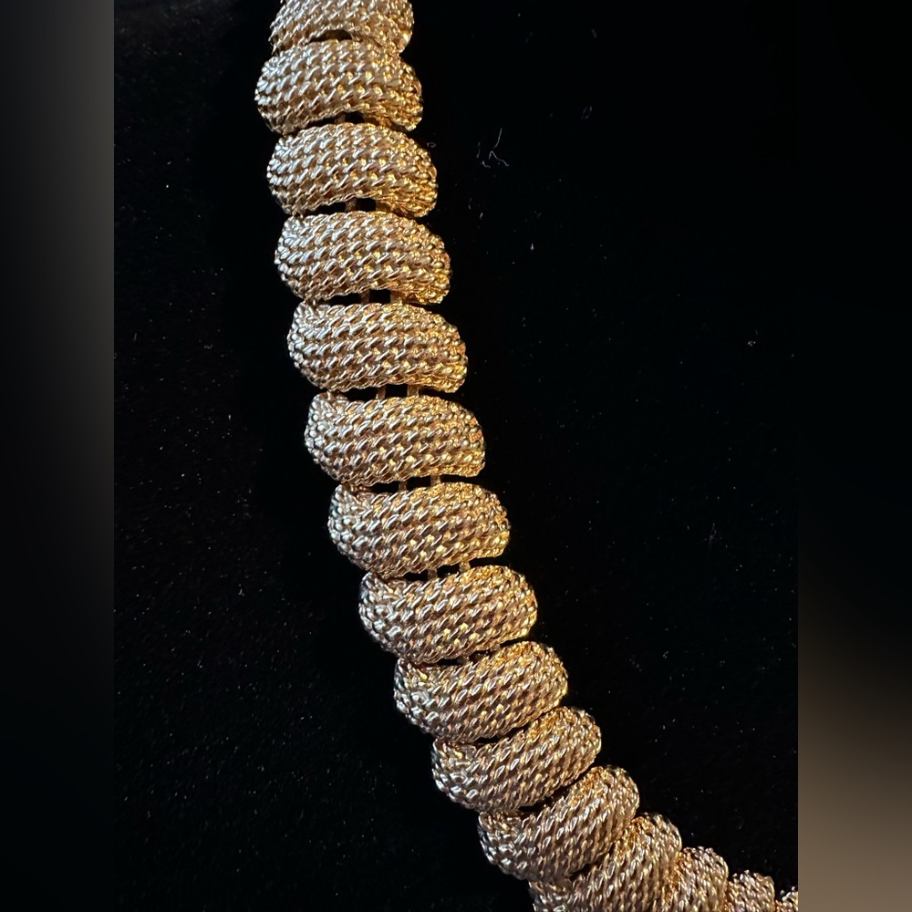 NAPIER Signed  Vintage 1980’s Gold-Tone Textured Link Chunky Necklace Over Clasp - Picture 6 of 17